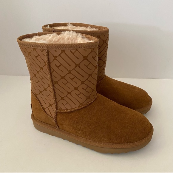 UGG Classic Short UGG Logo Boots Chestnut Kid’s 5 (Will Fit a Women’s 7) NWOB - Picture 2 of 9